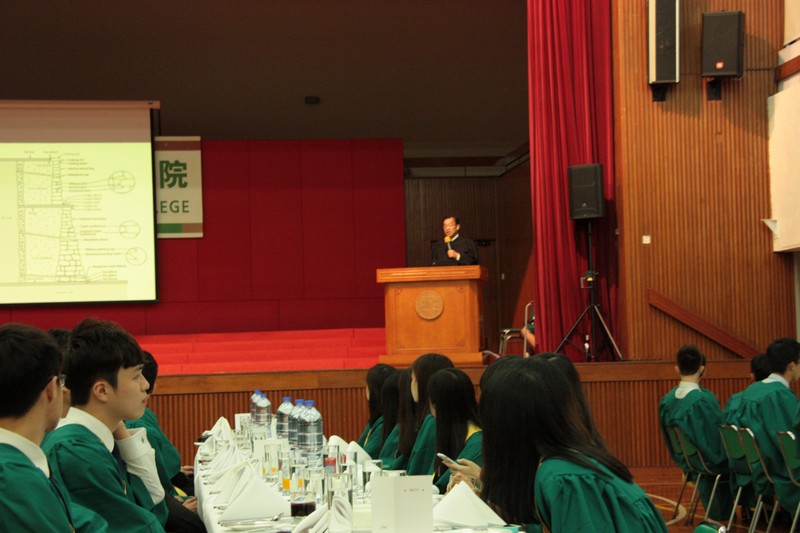 Residents listened to Professor Jim’s speech attentively